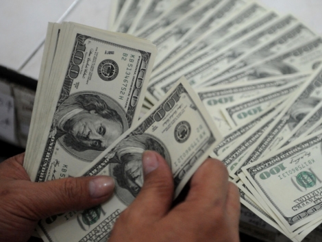 Средневзвешенный курс доллара вырос до 64,25 рубля