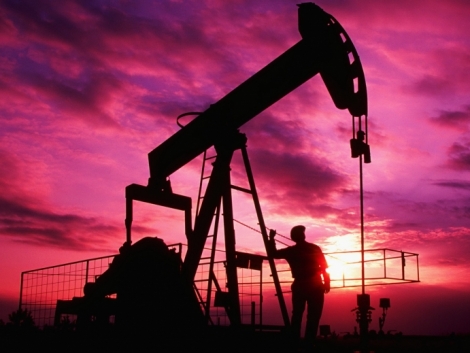 Доллар укрепляется, нефть корректируется