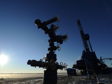 Доходы от нефтяного экспорта в России уменьшились вдвое