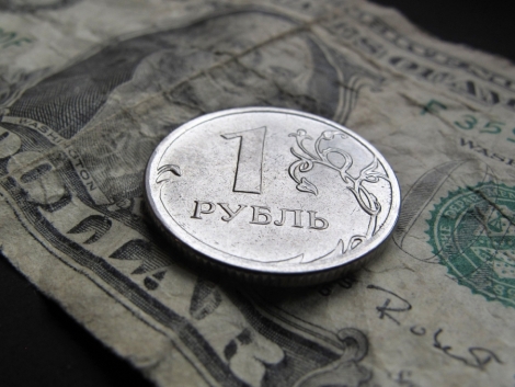 ЦБ и Минфин не собираются оказывать влияния на курс рубля